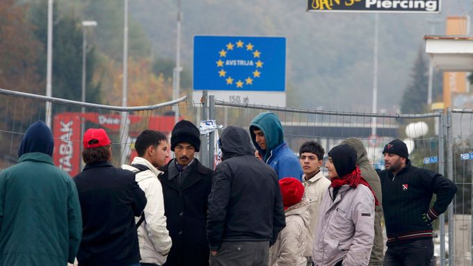 Uprchlíci na rakouské hranici.