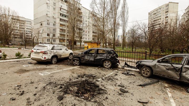 Hvězda propagandy. Bábuška Z vítala vojáky s vlajkou SSSR, příběh je ale složitější; Zdroj foto: Martin Kuba / HN