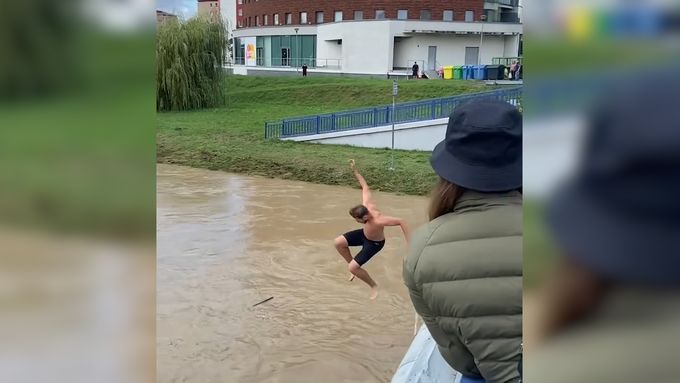 Někteří lidé při povodních skákali z mostu, šli plavat do Vltavy nebo pluli na paddleboardech