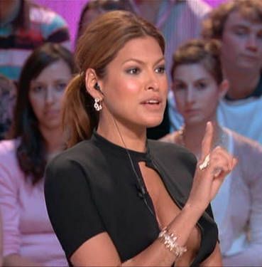 Eva Mendes v televizní talk-show.