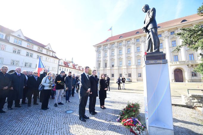 Ministři ČSSD Tomáš Petříček, Jan Hamáček a Jana Maláčová před Černínským palácem.