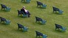 Návštěvník dostihů čte noviny před začátkem závodu čtvrtého dne Royal Ascot Race Meeting, 19. června 2009.