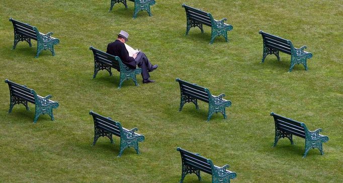 Návštěvník dostihů čte noviny před začátkem závodu čtvrtého dne Royal Ascot Race Meeting, 19. června 2009.