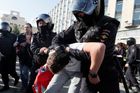 Kreml označil zásah proti protestům usilujícím o osvobození Navalného za opodstatněný