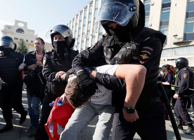 Protivládní protesty v Rusku, které rozehnala policie.