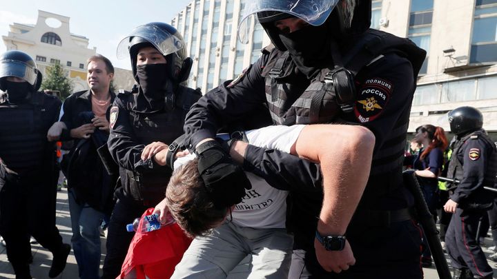 Kreml označil zásah proti protestům usilujícím o osvobození Navalného za opodstatněný