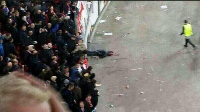 Fanoušek Ajaxu po druhém gólu svého týmu do sítě Barcelony spadl z více než pětimetrové výšky hlavou na betonovou zem.