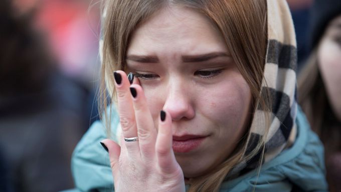 Plačící lidé na demonstraci v Kemerovu.