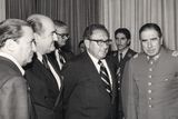 Převrat v Chile podporovaly i Spojené státy, i když se dlouho spekulovalo, jak moc do něj byly zapojené. Odtajněné dokumenty ale ukazují, že tehdejší prezident Richard Nixon stejně jako ministr zahraničních věcí Henry Kissinger (uprostřed) i tajné služby o puči dopředu věděli a podíleli se na jeho plánování.