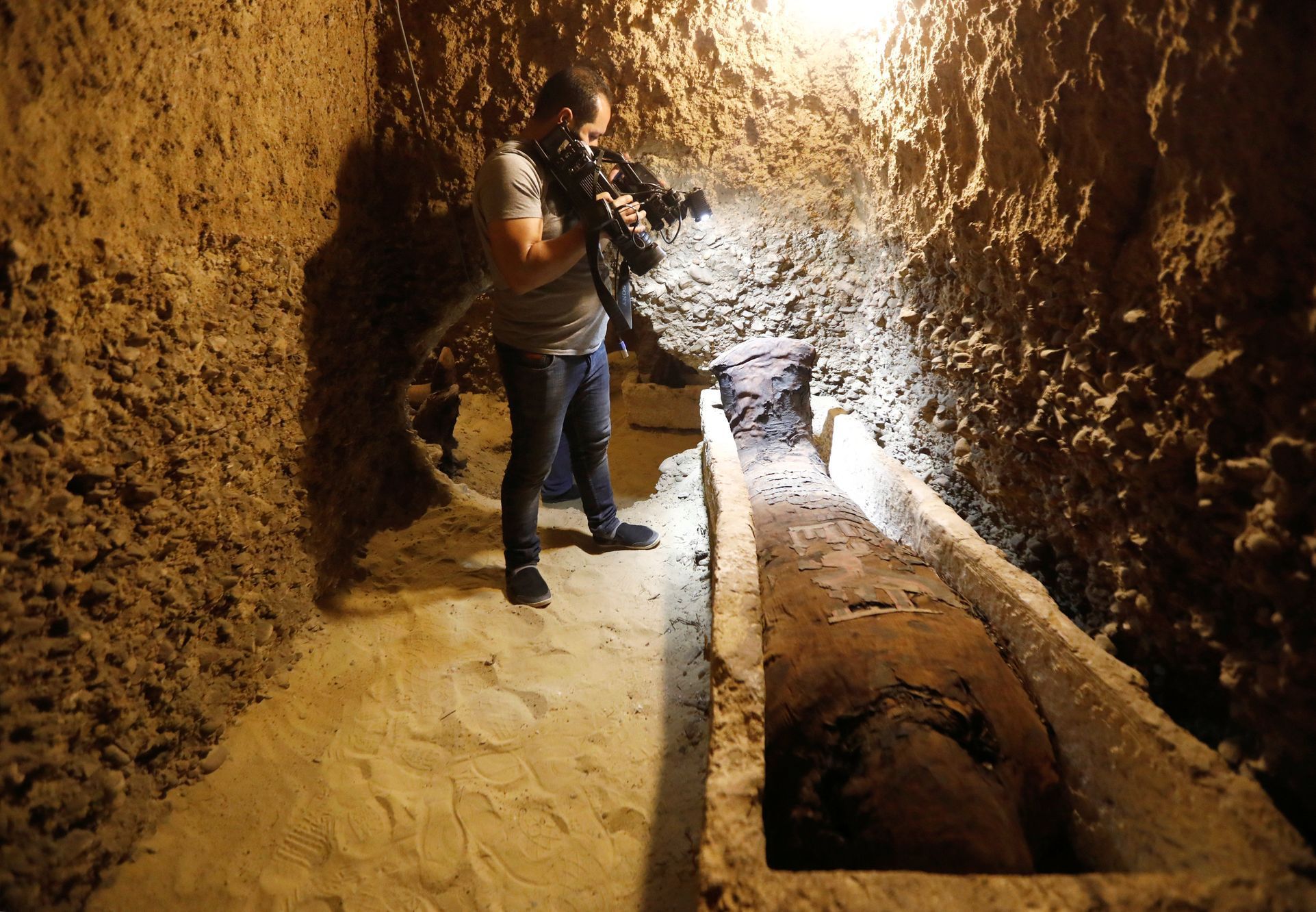 Archeologové objevili v egyptské provincii Mínjá jižně od Káhiry starověké pohřební komory, ve kterých se nachází asi 40 mumií různé velikosti i pohlaví.