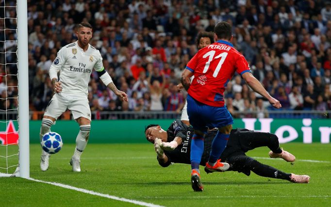 Keylor Navas a Milan Petržela v zápase Ligy mistrů Real Madrid - Viktoria Plzeň.