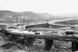 Barrandovský most patří podle odborníků k nejzdařilejším stavbám českého pozdního brutalismu. Pohled na jeho stavbu z Hlubočep, 22. srpna 1985.