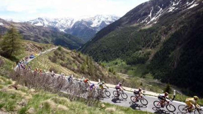 Účastníci cyklistického Gira se na trati 20. etape šplhají na horskou prémii.