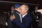 "Jak je?" Putin se objal s vrahem, jehož čin šokoval Německo. Zabíjel před dětmi