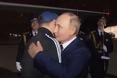 "Jak je?" Putin se objal s vrahem, jehož čin šokoval Německo. Zabíjel před dětmi