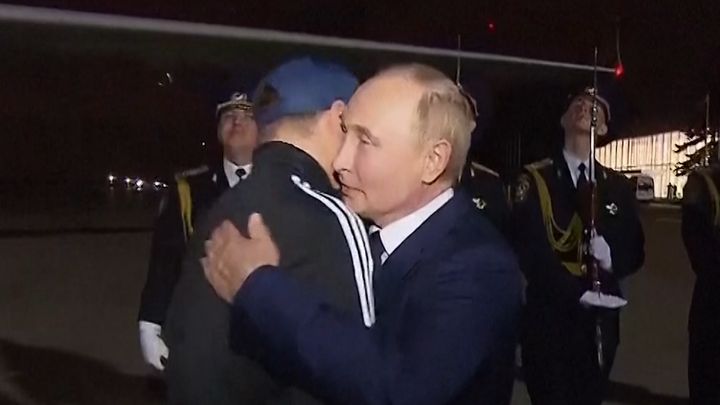 "Jak je?" Putin se objal s vrahem, jehož čin šokoval Německo. Zabíjel před dětmi