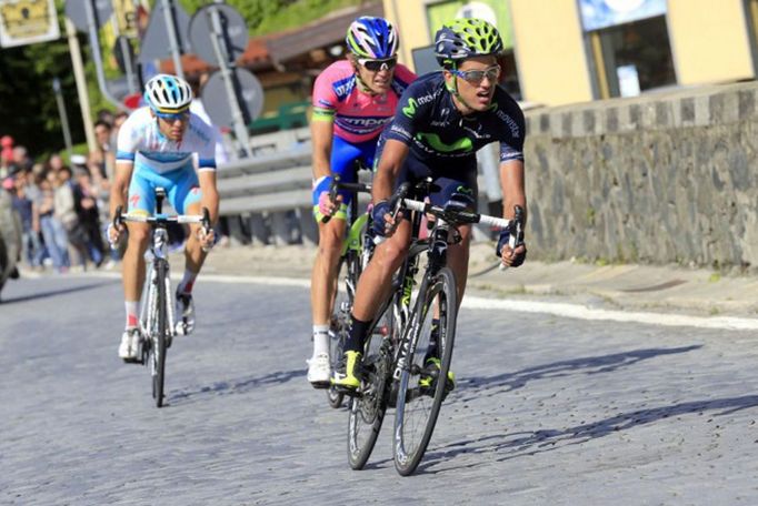 Beňat Intxausti (na čele), Niemec(za ním) a Tanel Kangert (vzadu) v 16. etapě Gira