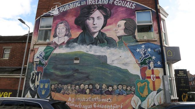 Foto: Umění na každém rohu a zdi. Obří murály v Belfastu připomínají krvavé dějiny