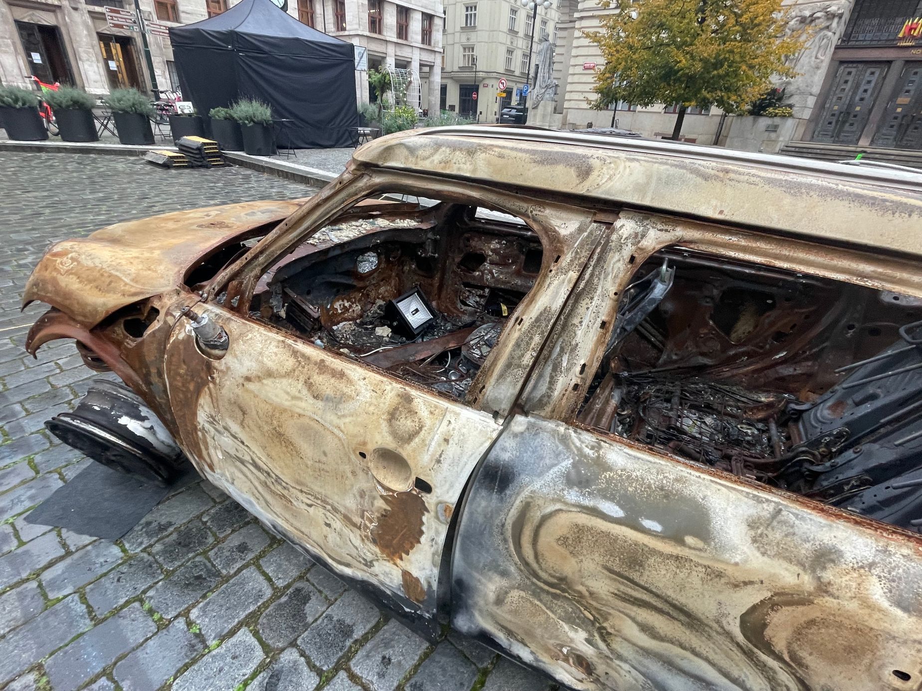 Ohořelé vraky z Ukrajiny instalace Signal Velčovský