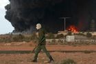 Podle amerického deníku The Financial Times rozpoutaly záběry hořících libyjských ropných terminálů nákupní horečku na světových trzích.