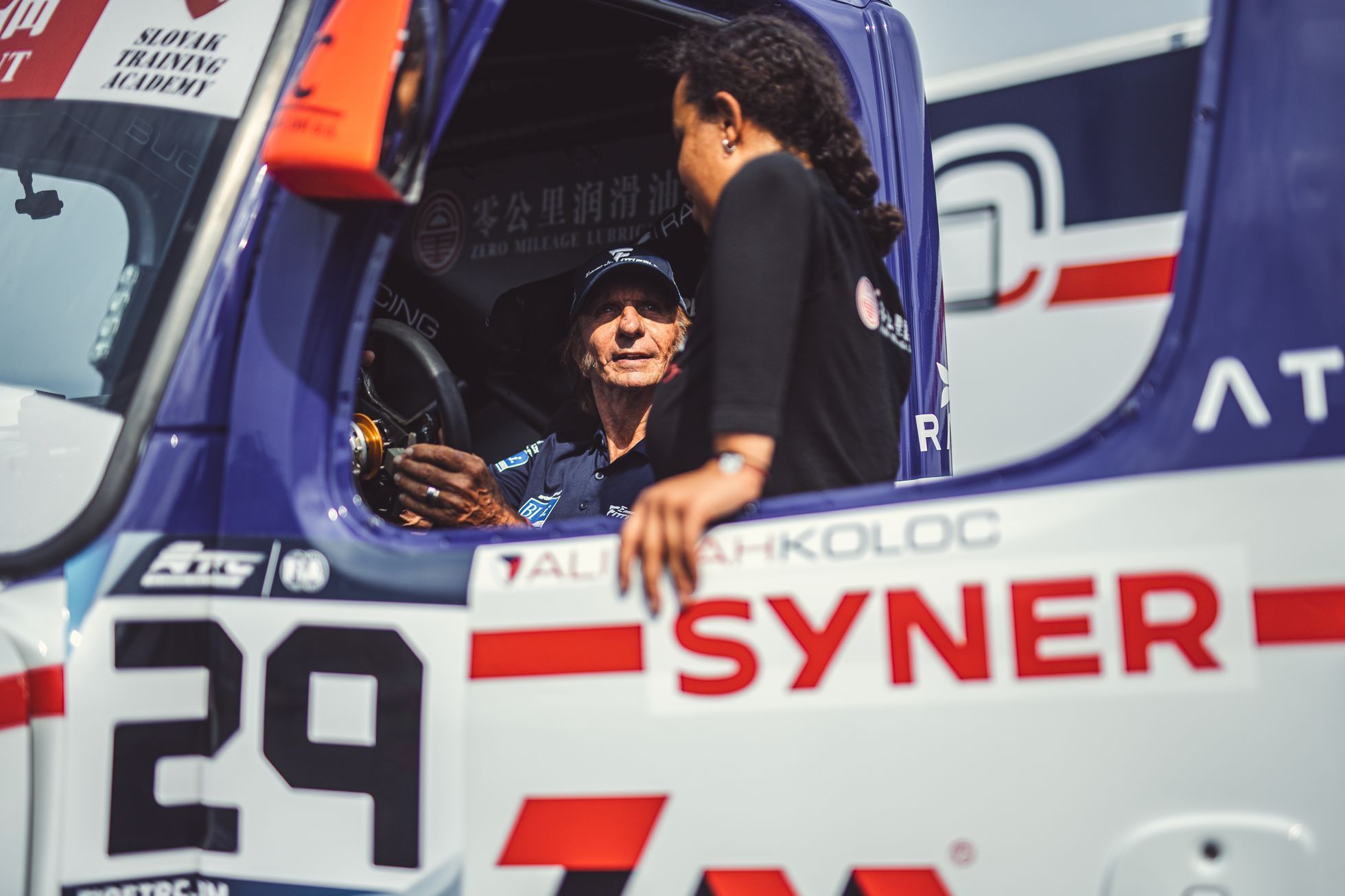 Emerson Fittipaldi  a Aliyyah Kolocová při testech tahače Buggyra v Mostě