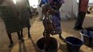 A woman washes the face of her child in a refugee camp in Sevare January 26, 2013. REUTERS/Eric Gaillard (MALI - Tags: CIVIL UNREST CONFLICT POLITICS) Published: Led. 26, 2013, 6:21 odp.