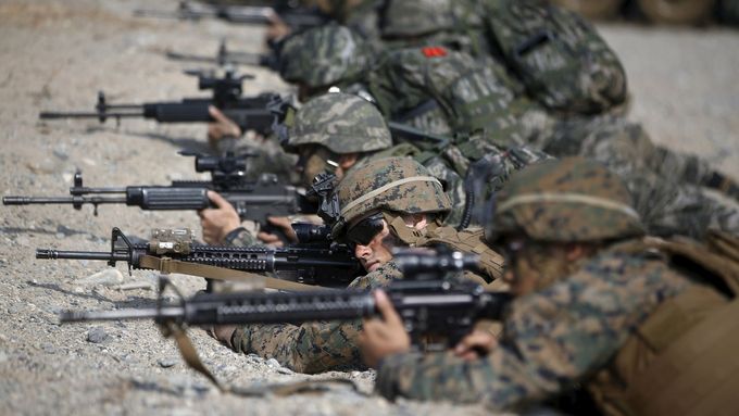 Vojenské cvičení amerických a jihokorejských jednotek z roku 2015