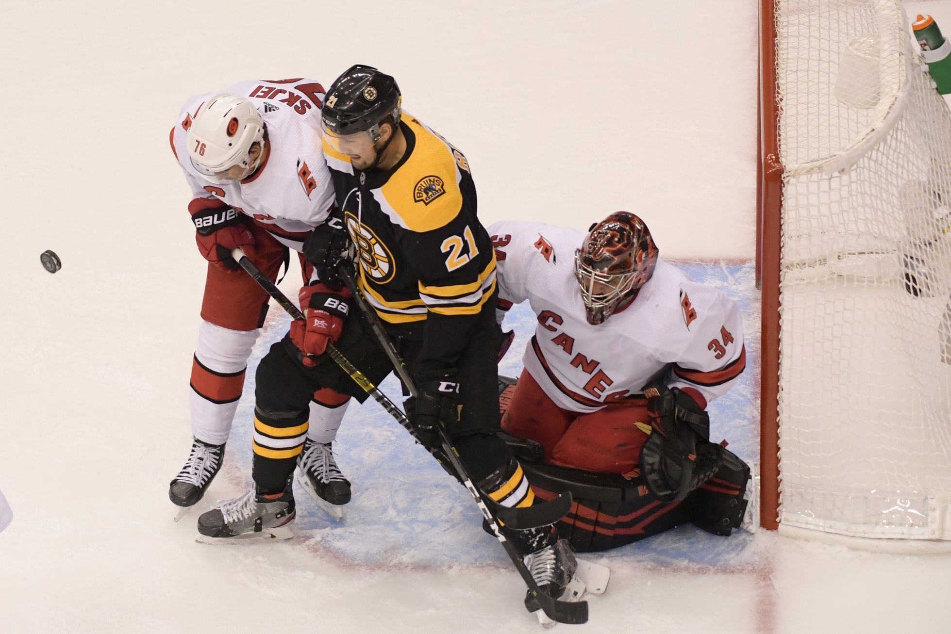 hokej, NHL: Stanley Cup Playoffs-Carolina Hurricanes at Boston Bruins, Petr Mrázek