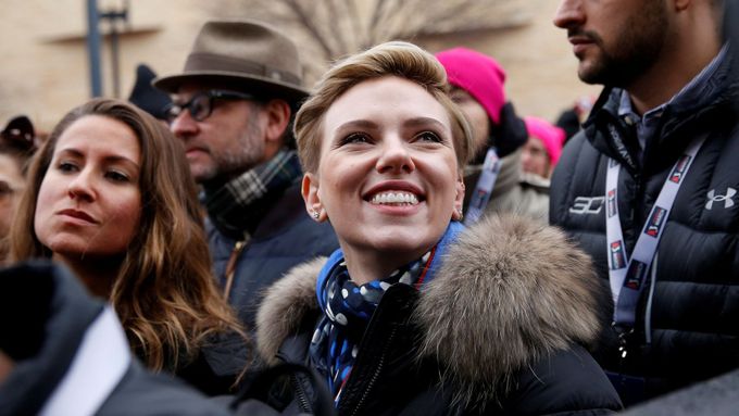 Na půlmilionovém shromáždění ve Washingtonu byla také herečka Scarlett Johanssonová.
