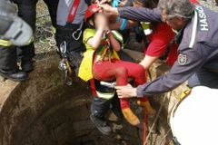 Děti spadly do studny. Visely na laně a šlapaly vodu