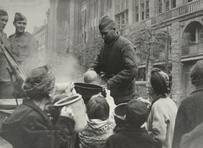 Ruští vojáci rozdávají v dobytém Berlíně polévku civilistům. Rok 1945.