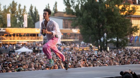 Recenze: Bezuzdně hravý a závratně talentovaný. Na Colours zazářil Jacob Collier