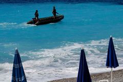 Kavárny i bary zejí prázdnotou. Hoteliéři v Nice se bojí odlivu turistů, Rihanna jim nepomohla