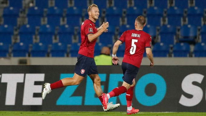 Antonín Barák se raduje z gólu, kterým v kvalifikaci o postup na MS 2022 rozhodl o vítězství českých fotbalistů nad Běloruskem