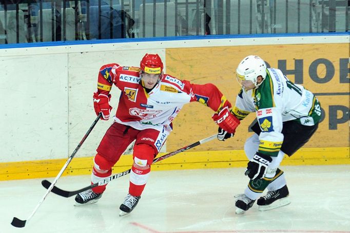 Hokejista Slavie Praha Roman Červenka (vlevo) uniká před Petrem Gřegořkem v utkání 5. kola Tipsport extraligy 2012/13 s Karlovými Vary.