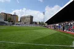 Stadion Viktorie Žižkov je ve špatném stavu. Majitel klubu ho chce koupit od Prahy 3