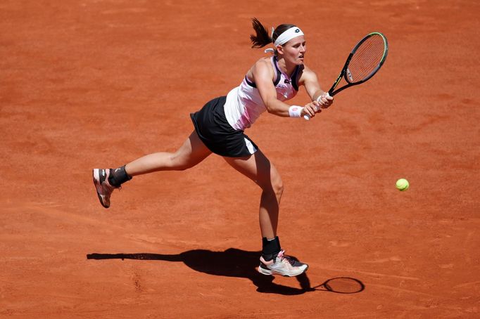 Greet Minnenová v zápase prvního kola French Open 2021 proti Petře Kvitové