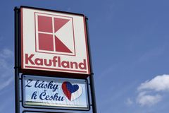 Kaufland si stanovil minimální mzdu. Nikdo nedostane méně než 24 tisíc