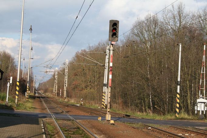 Tak se (ve směru od Hradce) rozdvojuje trať před zastávkou Stéblová.