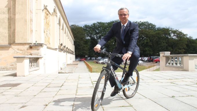Šéf TOP 09 Miroslav Kalousek v úterý po poledni na kole, které jeho strana využije v kampani