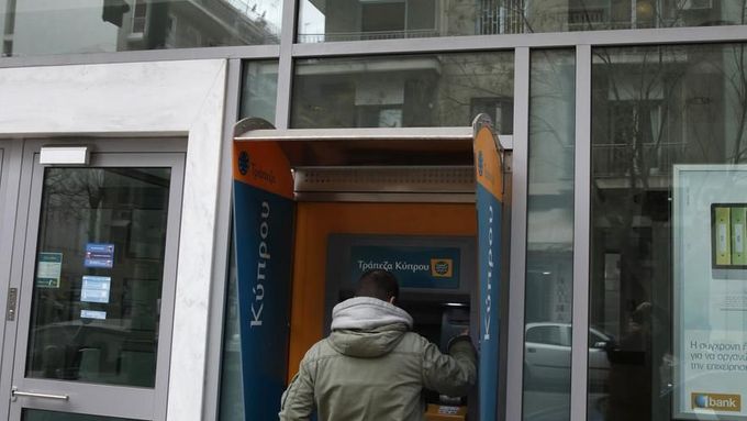 Muž vybírá peníze z aténské pobočky Bank of Cyprus