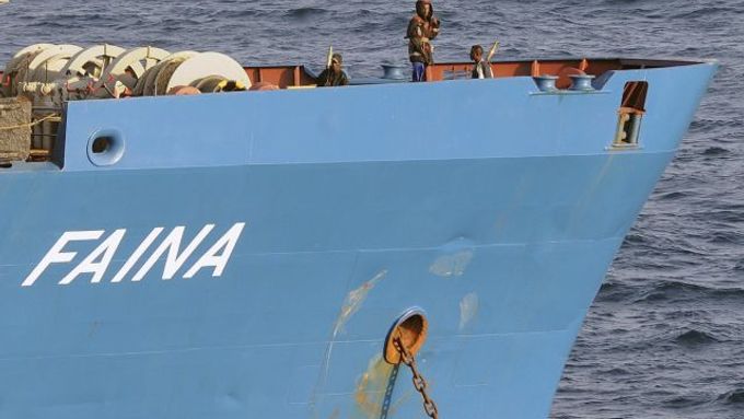 Piráti na unesené ukrajinské lodí, nyní kotvící nedobrovolně u somálských břehů.