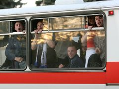 Jak přijeli, tak odjeli. Brněnská policie zabránila jakémukoliv kontaktu ultras obou klubů. Tak na sebe jen křičeli skr okýnka autobusů. "Jeď s tím jako s rozjezdem," ozvala se třeba z brněnského hloučku výzva řidiči autobusu.