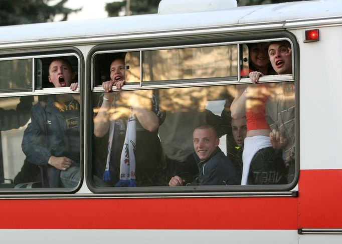 Jak přijeli, tak odjeli. Brněnská policie zabránila jakémukoliv kontaktu ultras obou klubů. Tak na sebe jen křičeli skr okýnka autobusů. "Jeď s tím jako s rozjezdem," ozvala se třeba z brněnského hloučku výzva řidiči autobusu.