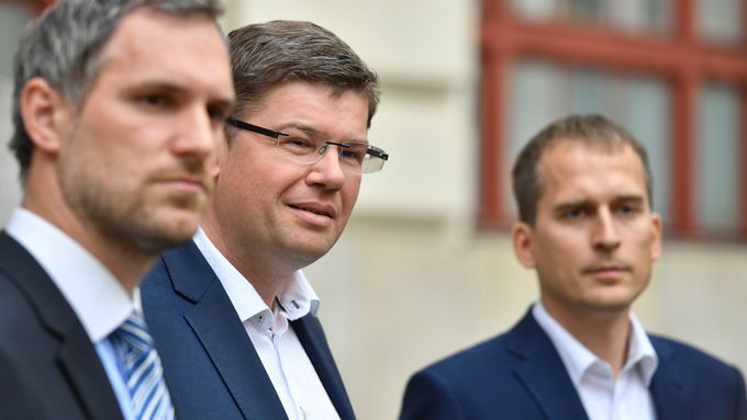 Náměstek pro životní prostředí Petr Hlubuček čelí kvůli nápadu zavést v Praze nízkoemisní mýtné kritice předsedů všech tří koaličních stran, které tvoří současné vedení města.