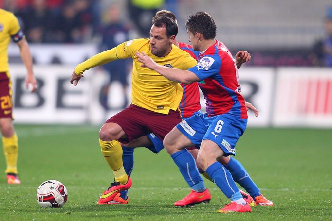 SL: Plzeň-Sparta: Marek Matějovský a Patrik Hrošovský v souboji