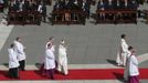 Pope Francis takes part in his inaugural mass in Saint Peter's Square at the Vatican, March 19, 2013. Pope Francis celebrates his inaugural mass on Tuesday among political and religious leaders from around the world and amid a wave of hope for a renewal of the scandal-plagued Roman Catholic Church. REUTERS/Stefano Rellandini (VATICAN - Tags: RELIGION POLITICS) Published: Bře. 19, 2013, 9:53 dop.