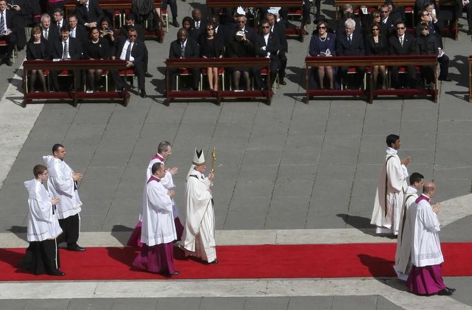 Pope Francis takes part in his inaugural mass in Saint Peter's Square at the Vatican, March 19, 2013. Pope Francis celebrates his inaugural mass on Tuesday among political and religious leaders from around the world and amid a wave of hope for a renewal of the scandal-plagued Roman Catholic Church. REUTERS/Stefano Rellandini (VATICAN - Tags: RELIGION POLITICS) Published: Bře. 19, 2013, 9:53 dop.