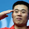 Severokorejský vzpěrač Guk Kim Un salutuje se zlatou medailí po vítězství v kategorii mužů do 62 kg na OH 2012 v Londýně.