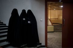 Tálibán zakázal vysokoškolské studium afghánským ženám, mohly studovat jen tři měsíce